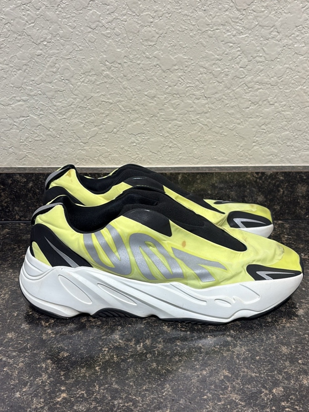 (Read description) Men’s YEEZY 700 MNVN laceless Phosphor
